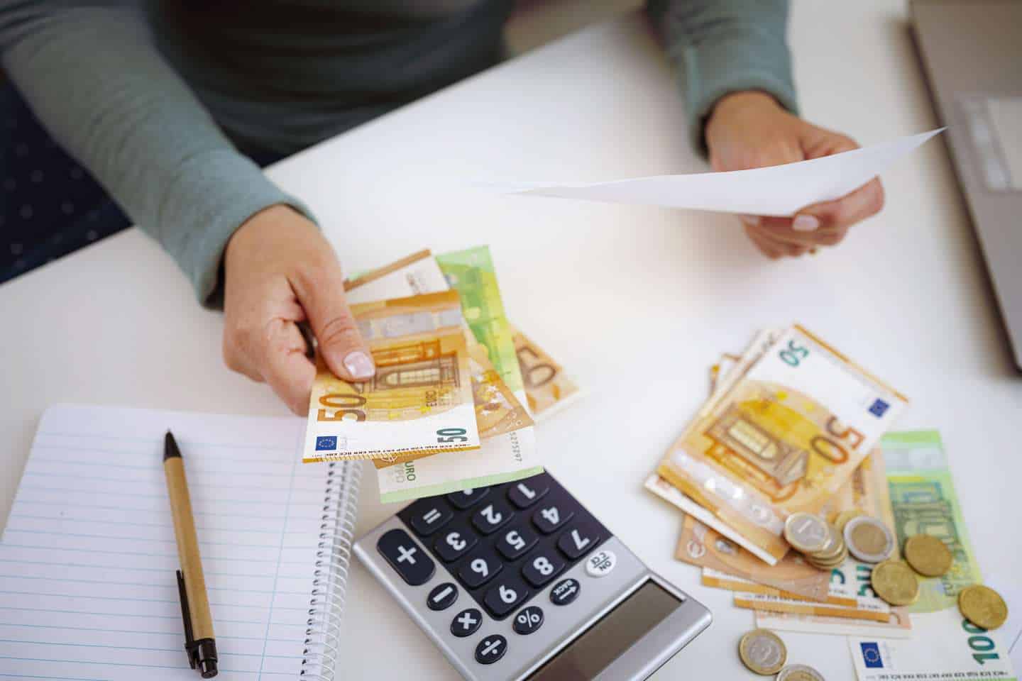 Refacturation de quote-part de primes d’assurance de groupe : quid de la TVA ?